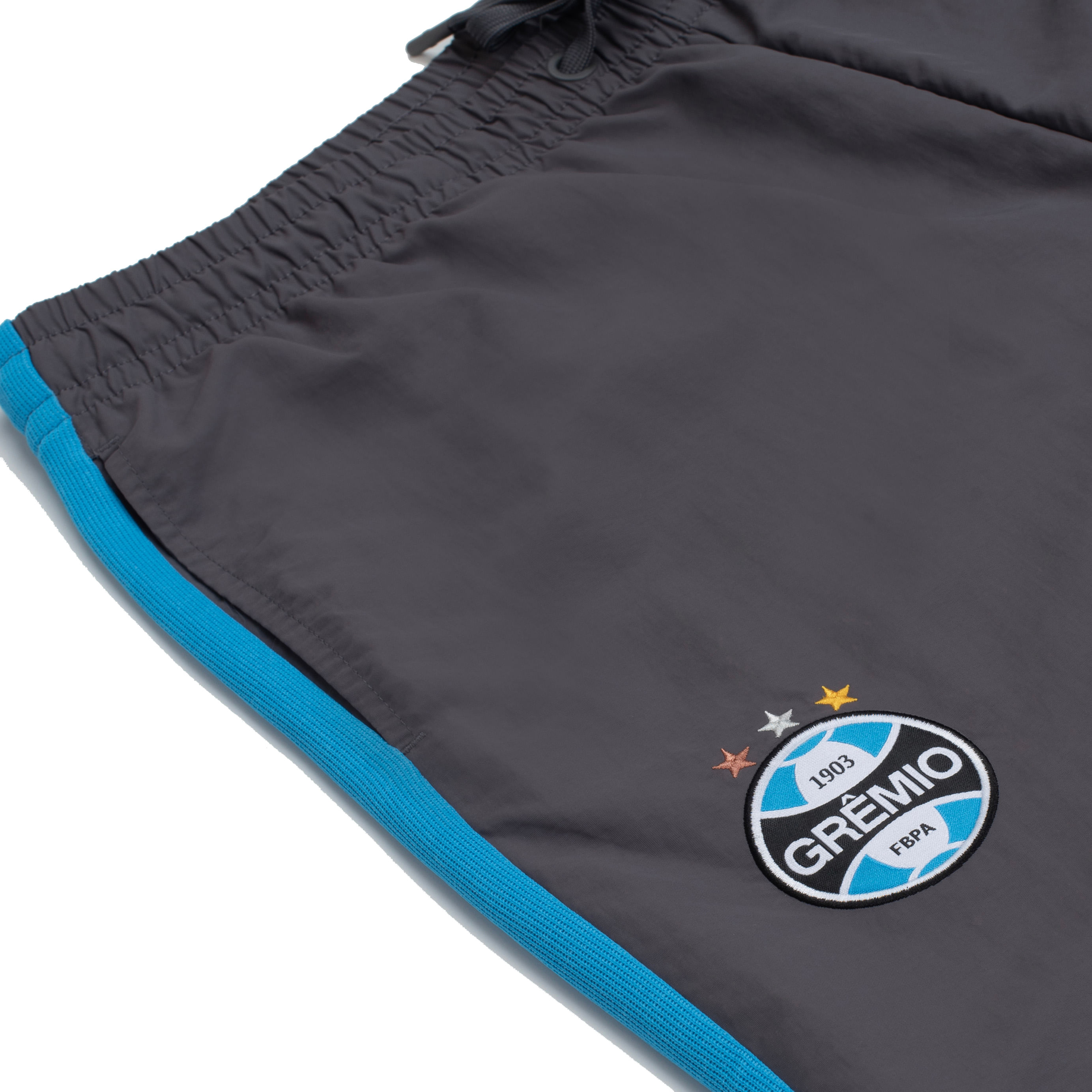 Calça masculina New Balance cinza vista lateral destacando bolso e logo